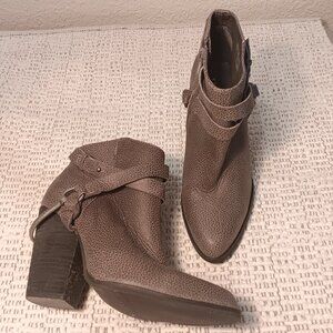 Very Volatile Los Angeles women's pebbled leather stirrup accent booties sz 6